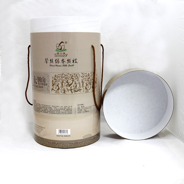 Ozdobny papier z ziołowej herbaty może być cylindrem do pakowania rur papierowych