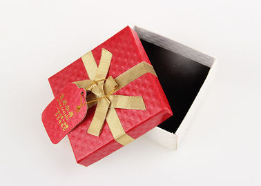 Pudełka na prezenty w pudełku na prezenty, czekolada / naszyjnik